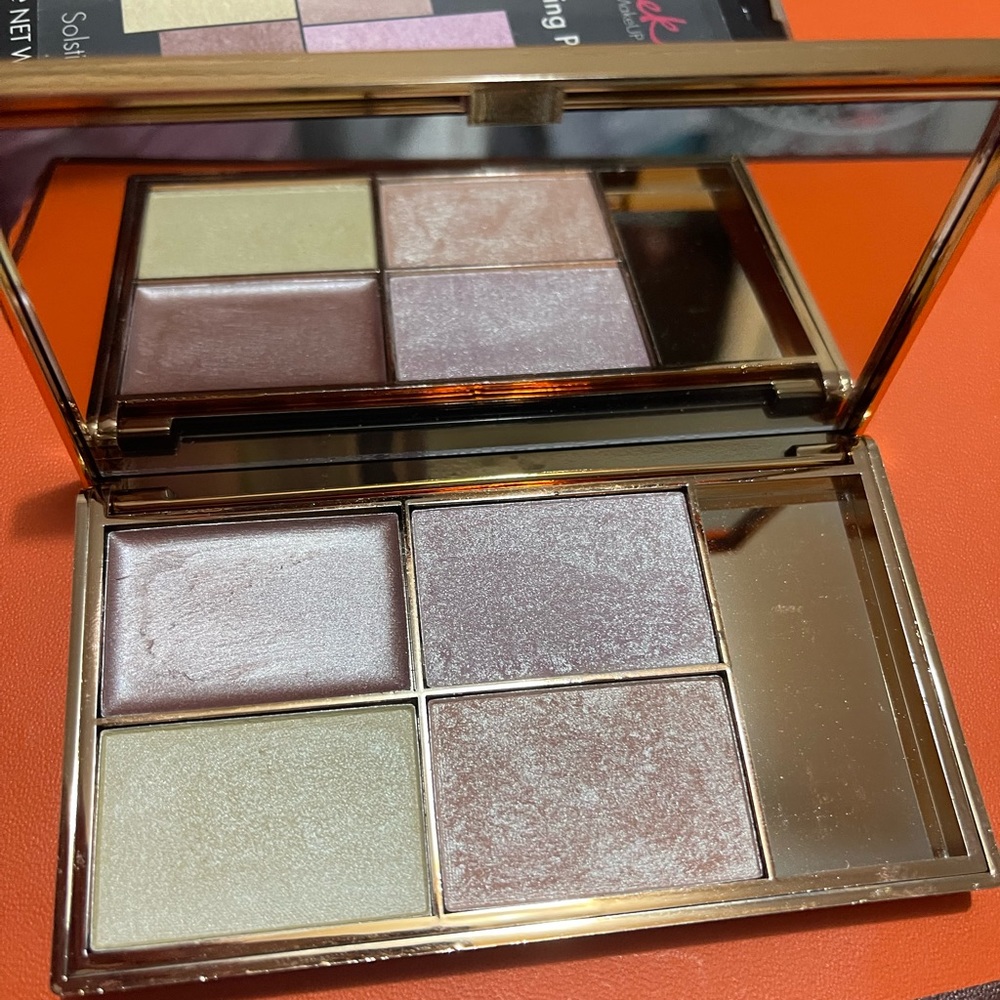Sleek makeup highlighting palette in the color Solstice